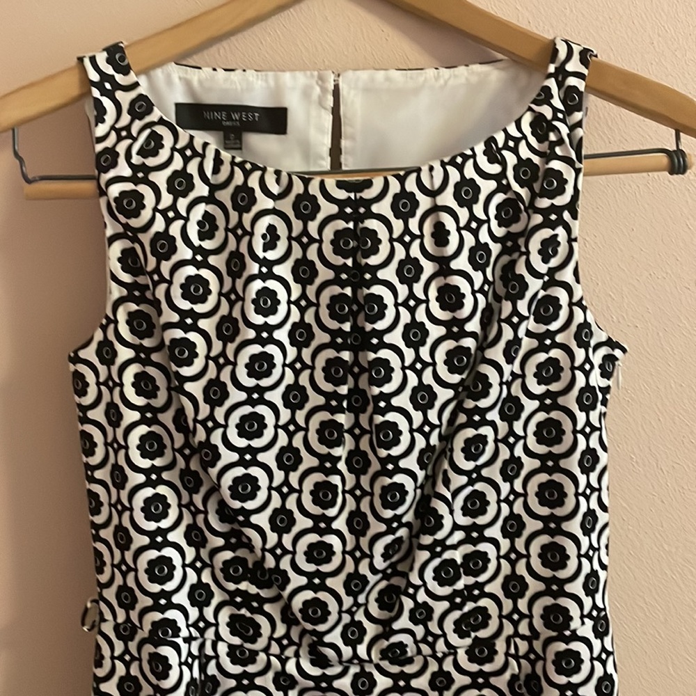 Nine West Kneelength dress with pockets. Size 2.  Impeccable condition.